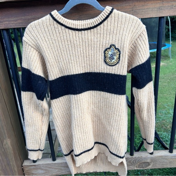 Universal Studios Hufflepuff Quidditch Adult Sweater Harry Potter - Picture 1 of 6